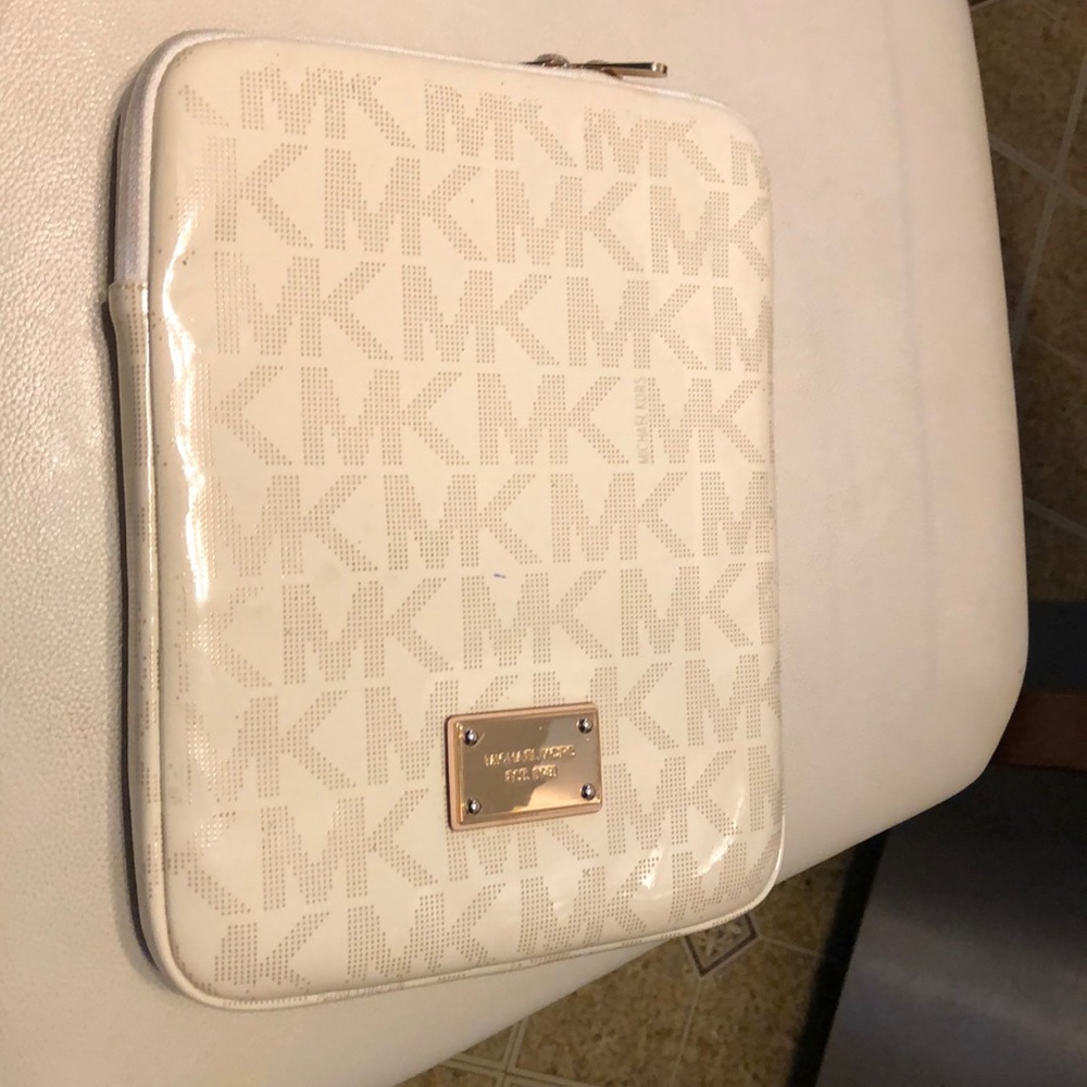 Authentic Michael Kors iPad case - Picture 4 of 8